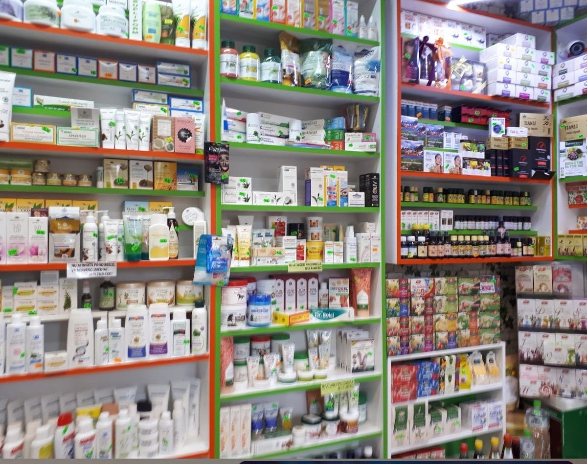 Interiorul magazinului Plafar Farmateclin — rafturi cu suplimente, ceaiuri și produse naturiste