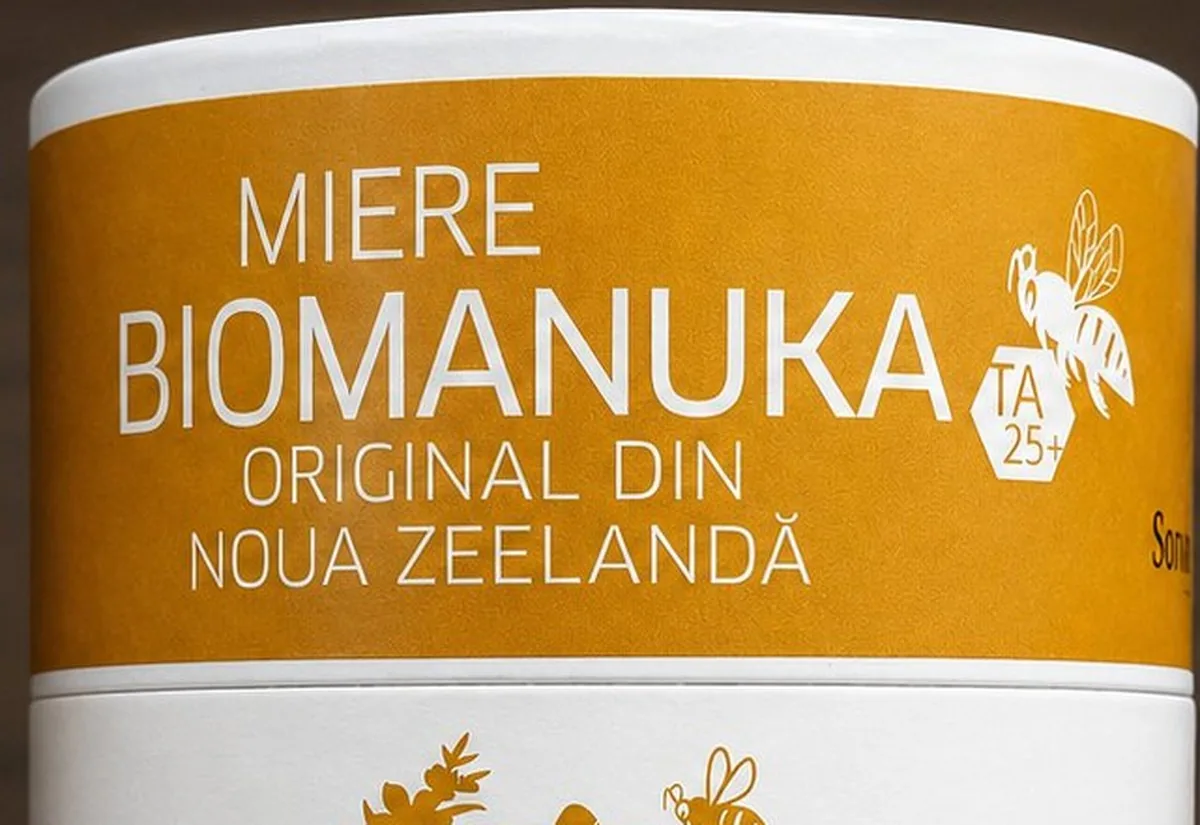 Borcan Apis Sana cu pastă de miere și propolis pe fundal de raft cu produse apicole