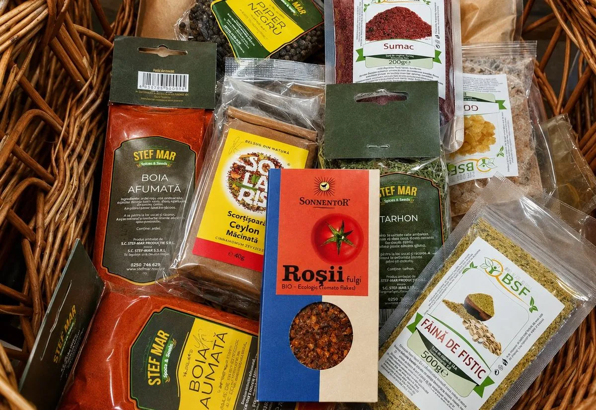 Coș cu condimente naturale variate: boia afumată, scorțișoară Ceylon, tarhon, sumac, piper și făină de fistic